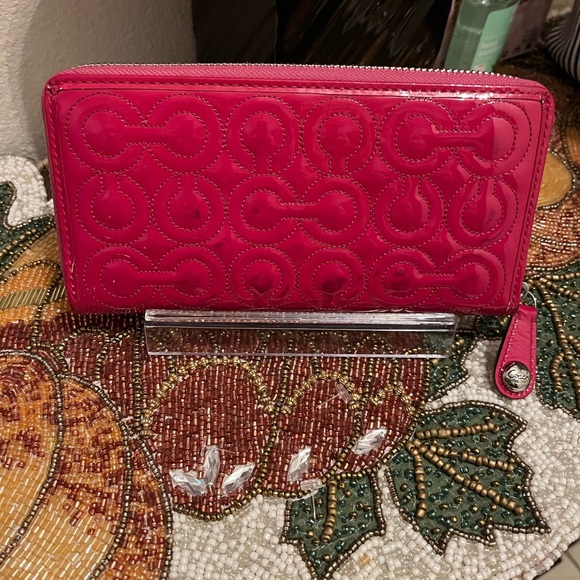 Coach Dark Pink Patent Leather Long Wallet. Puffy stitched C’s on exterior. EUC. - Picture 3 of 5